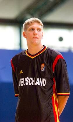Dirk NOWITZKI, Forward bei Dallas Mavericks. Im letzten Spiel vor der Europameisterschaft unterlag die deutsche Basketball-Nationalmannschaft in Karlsruhe mit 50:64 gegen Bosnien-Herzegowina. Der NBA-Spieler aus der amerikanischen Profiliga konnte mit 12 Punkten überzeugen. Karlsruhe, Europahalle, 13.06.1999
