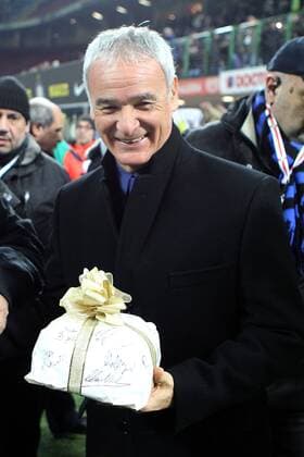 Claudio Ranieri bekommt die mailänder Kuchenspezialität Panettone geschenkt - Inter Milano 21 12 2011 Stadio S.Siro Football Calcio Serie A 2011 2012 Inter Mailand vs. US Lecce - PaoloxNucci