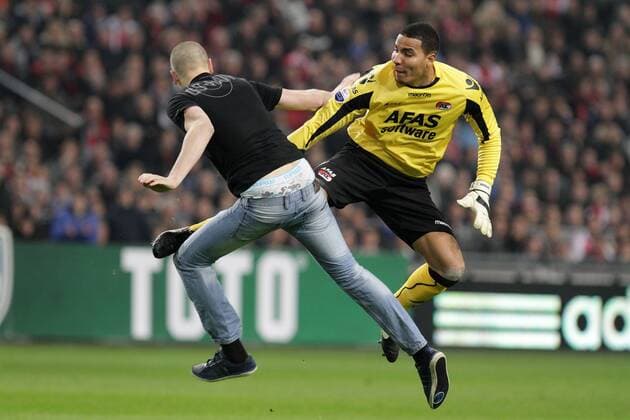 (L-R) supporter,goalkeeper Esteban Alvarado Brown - AZ attackiert einen Ajax Flitzer der ihn angegriffen hat - Ajax Amsterdam vs. AZ Alkmaar - Dutch Cup 2011 2012 xVIxFredxRotgansx xOrangexPicturesxIVx 499032
