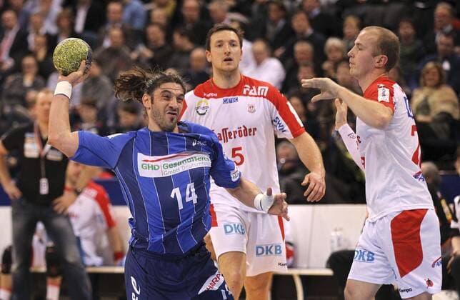 Bertrand Gille, HSV, wirft gegen Rojewski und Weber Mittwoch, 21.12.2011, 1. Bundesliga Handball HSV - Magdeburg 32 - 23