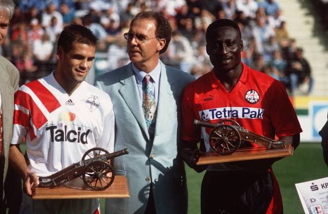 Franz Beckenbauer überreicht die Torjägerkanone der Saison 1992 1993 an Ulf Kirsten (Bayer 04 Leverkusen, li.) und Anthony Yeboah (Eintracht Frankfurt), beide sind mit 20 Toren die Torschützenkönige der Saison 1992 1993