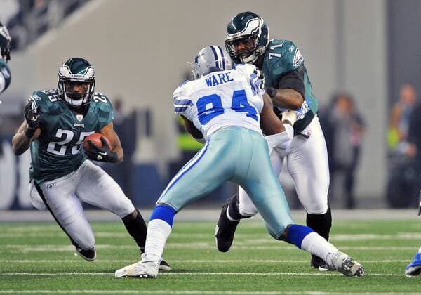 Dec 24th, 2011 .Philadelphia Eagles tackle Jason Peters (71) battles against Dallas Cowboys outside linebacker DeMarcus Ware (94) during the game between the Philadelphia Eagles and the Dallas Cowboys at Cowboy Stadium in Arlington, TX.. .Manny Flores CSM NFL American Football Herren USA 2011: Eagles vs Cowboys DEC 24 - ZUMAcf3
