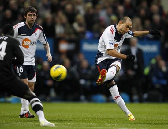 Bolton Wanderers - Newcastle United, Bolton s Martin Petrov goes very close with a free kick at The Reebok Stadium. 
