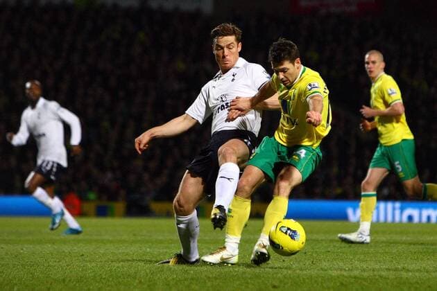 Football - Premier League - Norwich City vs. Tottenham Hotspur Tottenham s Scott Parker battles with Norwich s Wes Hoolahan at Carrow Road 