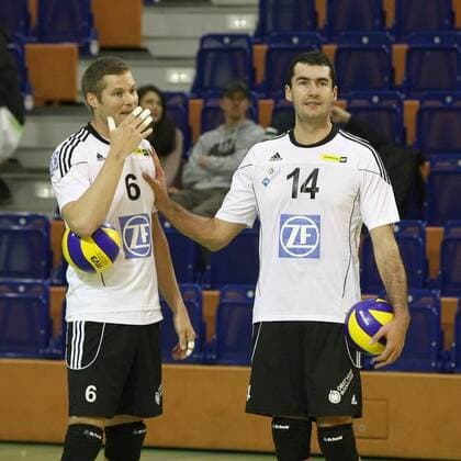 Volleyball DVV-Pokal Männer 2011 12 Halbfinale - Moerser SC vs. VfB Friedrichshafen in Mühlheim: Matthew Denmark ( Friedrichshafen ), links - Zoran Jovanovic ( Friedrichshafen ), rechts - im Gespräch beim Aufwärmen vor dem Spiel