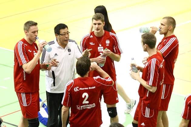Volleyball DVV-Pokal Männer 2011 12 Halbfinale - Moerser SC vs. VfB Friedrichshafen in Mühlheim: die Mannschaft aus Moers während einer Auszeit - vorne von links Michael Oliemann ( Moers ) - Dirk-Jan van Gendt ( Moers ) - Ewoud Gommans ( Moers ) - hinten von links Chang Cheng Liu ( Trainer Moers ) - gibt Anweisungen - Oskar Klingner ( Moers ) - Tim Broshog ( Moers )