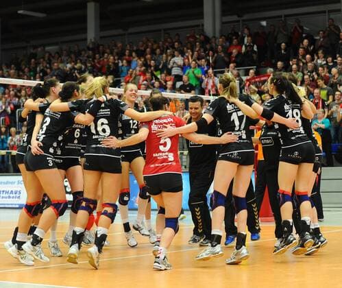 der DSC jubelt, Schlussjubel, Jubelpose, Jubel, Dresdner SC gegen Rote Raben Vilsbiburg, Volleyball, 1. Bundesliga Frauen, Margon-Arena Dresden Bodenbacher Straße, DSC, Saison 2011 2012, 27.12.2011,