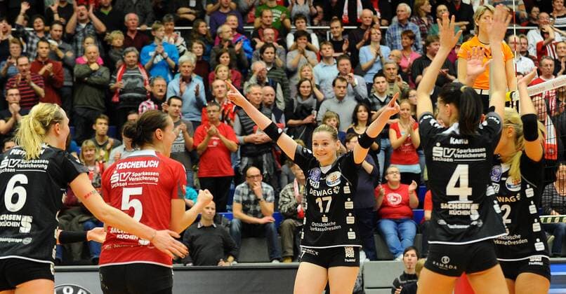 Jubel, v.l.: Judith Pietersen, Kerstin Tzscherlich, Anne Matthes, Stefanie Karg und Mareen Apitz (2, alle Dresden), Dresdner SC gegen Rote Raben Vilsbiburg, Volleyball, 1. Bundesliga Frauen, Margon-Arena Dresden Bodenbacher Straße, DSC, Saison 2011 2012, 27.12.2011,