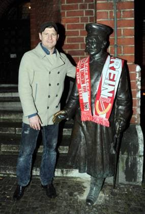 Fußball, 2. Bundesliga, Herren, Saison 2011 2012, Steffen Baumgart am Rathaus Berlin-Köpenick am Denkmal für den Hauptmann von Köpenick, der Hauptmann trägt Schals des 1. FC Union und von Energie Cottbus, Baumgarts frühere Vereine treffen am 2. Dezember aufeinander, 01.12. 2011,