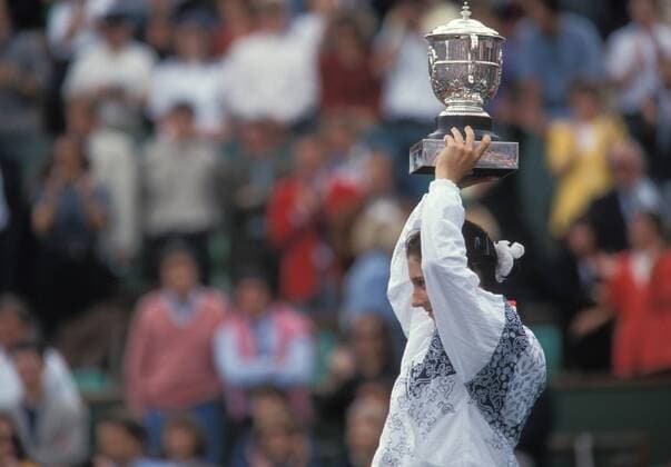 TENNIS FRENCH OPEN 1992 ROLAND GARROS, PARIS - Monika Seles (USA) bei der Siegerehrung mit Pokal - Finale French Open 1992