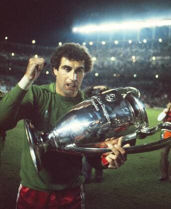 Football - Peter Shilton (Nottingham Forest) with the trophy. Nottingham forest v Hamburg . European Cup Final 28 05 1980 in Madrid 