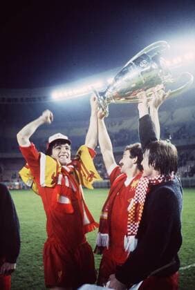 Alan Hansen, Graeme Soueness an Kenny Dalglish celebrate with the European Cup after victory for Liverpool. Liverpool v Real Madrid. European Cup Final, 27 05 1981. Paris. 