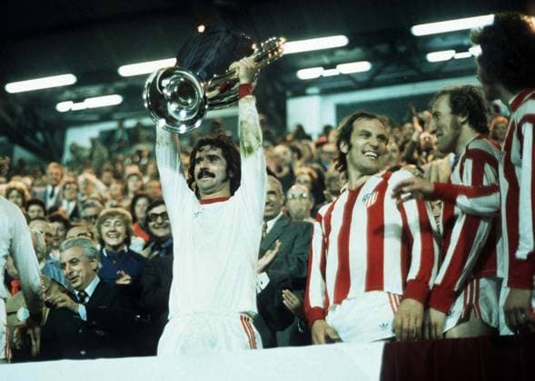 Gerd Müller (Bayern Munich) lifts the trophy. European Cup Final REPLAY. Bayern Munich v Atletico Madrid. 1974. 