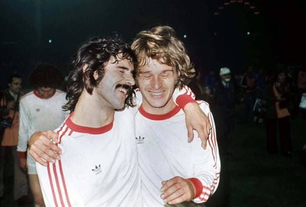 Gerd Müller and Rainer Zobel (Bayern Munich) celebrate their victory. European Cup Final REPLAY. Bayern Munich v Atletico Madrid. 1974. 