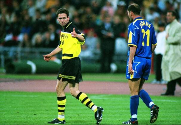 Thums up from PAUL LAMBERT (DORT) ZINEDINE ZIDANE (JUV) JUVENTUS V BORUSSIA DORTMUND, EUROPEAN CHAMPIONS CUP FINAL. 28 05 1997. 
