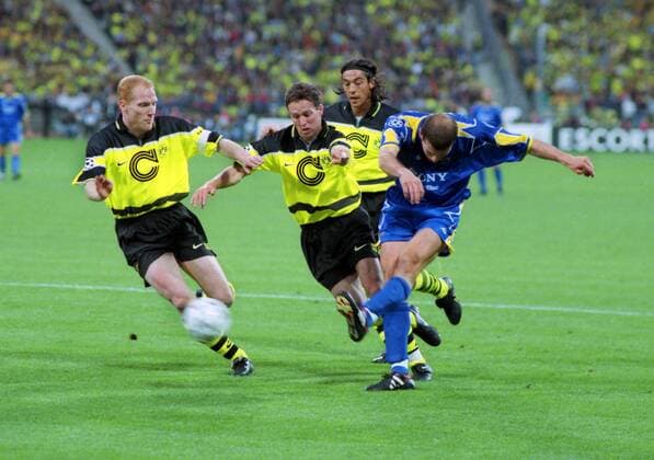 ZINEDINE ZIDANE (JUV) PAUL LAMBERT - centre and Matthias Sammer (DORT) JUVENTUS V BORUSSIA DORTMUND, EUROPEAN CHAMPIONS CUP FINAL. 28 05 1997. 