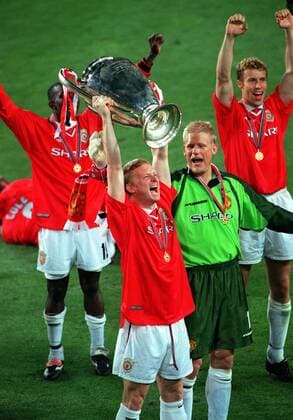 Peter Schmeichel and David May(Manchester) hold up the Champions League Trophy. Manchester United 2:1 Bayern Munich, Champions League Cup Final, 26 05 1999. Barcelona. 