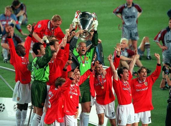 Peter Scheichel lifts the Champions League Trophy for Manchester United as the Bayern Munich Players look on. Manchester United 2:1 Bayern Munich, Champions League Cup Final, 26 05 1999. Barcelona. 