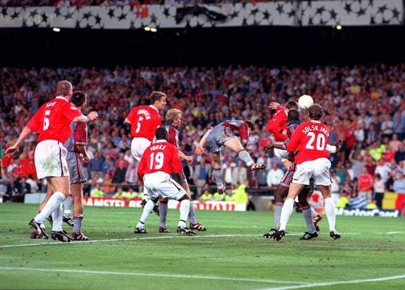 Teddy Sheringham heads the ball down for Ole Solskjaer (20) to score the winner for United. Manchester United 2:1 Bayern Munich, Champions League Cup Final, 26 05 1999. Barcelona. 