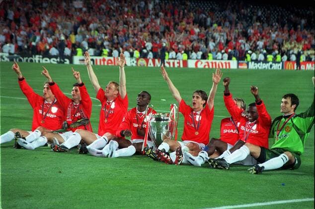 United Celebrations : L to R. Phil Neville,Ryan Giggs,David May,Andrew Cole,Gary Neville,David Beckham,Dwight Yorke,Raimond van der Gouw. Manchester United 2:1 Bayern Munich, Champions League Cup Final, 26 05 1999. Barcelona. 