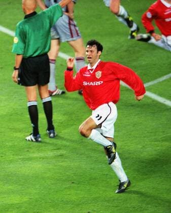Ryan Giggs runs to celebrate with goalscorer, Teddy Sheringham. Manchester United v Bayern Munich, Champions League Cup Final; 26 05 1999; Barcelona. 