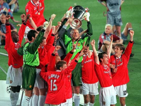 Peter Schmeichel lifts the Champions League Trophy for Manchester United as the Bayern Munich Players look on. Manchester United 2:1 Bayern Munich, Champions League Cup Final, 26 05 1999. Barcelona. 