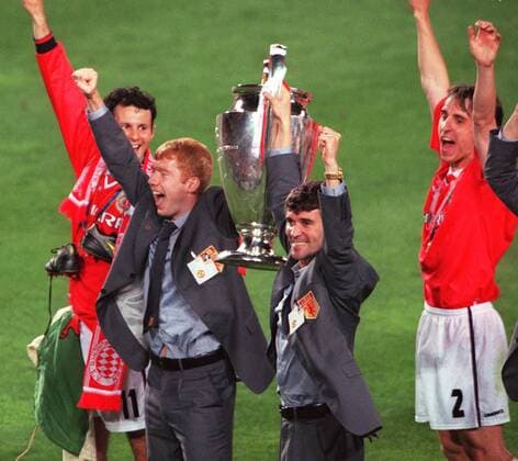 Paul Scholes and Roy Keane lift the trophy. Manchester United 2:1 Bayern Munich, Champions League Cup Final, 26 05 1999. Barcelona. 