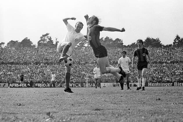 29.05.1971, Offenbach - 1. Bundesliga 1970 1971 - Kickers Offenbach vs Eintracht Frankfurt - Horst Pille Gecks gegen Gert Trinklein
