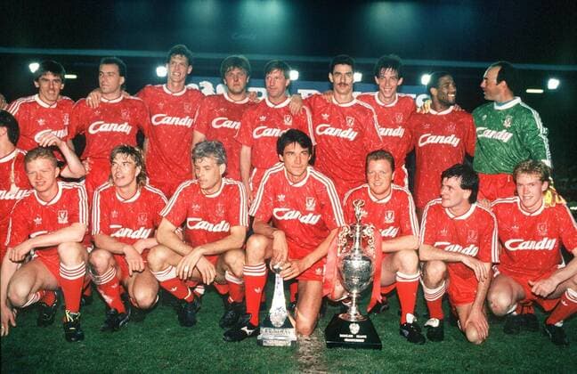 FOOTBALL : LIVERPOOL TEAM CELEBRATE WINNING THE LEAGUE CHAMPIONSHIP WITH THE TROPHY, 01 05 1990.Liverpool v Derby County Back Row : L to R. Peter Beardsley,Ronnie Rosenthal,Gary Gillespie,Jan Molby,Ronnie Whelan,Ian Rush,Gary Ablett,Peter Barnes,Bruce Grobbelaar. Front : Brian Burrows,Barry Venison,Glenn Hysen,Alan Hansen,Steve Nicol,Ray Houghton,Steve Staunton. 