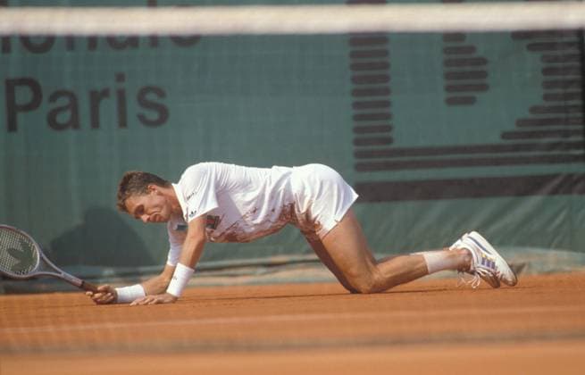 TENNIS FRENCH OPEN 1989 ROLAND GARROS, 29.05.-11.06.1989, PARIS - Ivan Lendl (CZE) liegt während seines Spiels gegen Michael Chang am Boden. Tennis French Open Roland Garros 1989