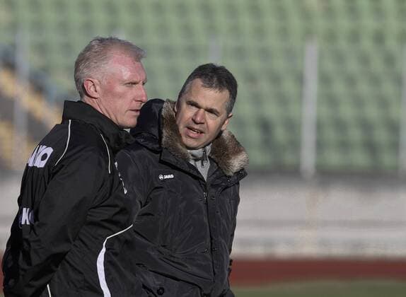 Andreas RETTIG (Manager FC Augsburg, re.) im Gespräch mit Rob REEKERS (Co-Trainer FC Augsburg) Deutschland, Fussball, Bundesliga, Trainingsauftakt FC Augsburg, FCA, Rosenau-Stadion, 03.01.2012,