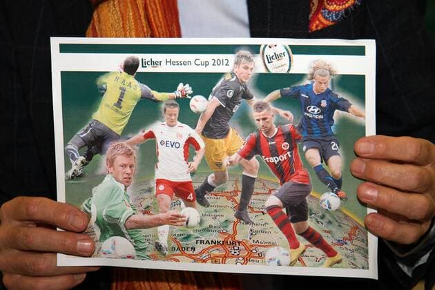 03.01.2012 Pressekonferenz zum Licher Hessencup 2012 in der Mainova-Zentrale Frankfurt gut gelaunt Veranstalter Gert Trinklein mit dem Poster dessen Verkaufserlös einem guten Zweck zugute kommt