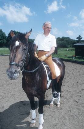 Dr. Reiner Klimke mit Pferd Biotop 06 95 her Mann Reiten Dressur grauhaarig Brille lächelnd hoch ganz sitzend Pferd Tier reitend Reitkleidung