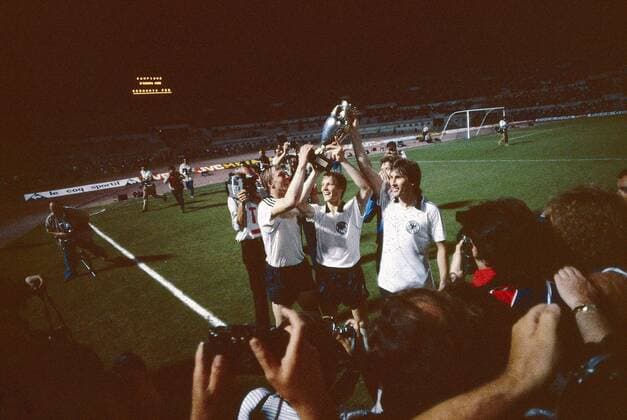 Fussball Europameisterschaft 1980 Finale in Rom Endspiel Deutschland - Belgien: v.l.:Horst Hrubesch Karl-Heinz Förster Manfred Kaltz ( BRD ) mit Pokal Jubel