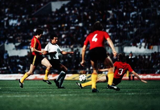 Fussball Europameisterschaft 1980 Finale in Rom Endspiel Deutschland - Belgien: Mitte: Hansi Müller gegen Rene Vandereycken