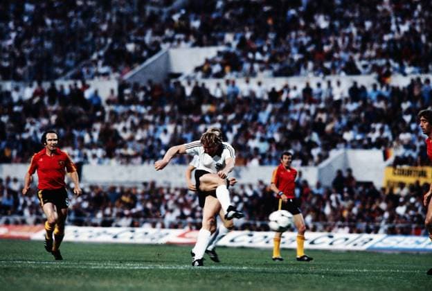 Fussball Europameisterschaft 1980 Finale in Rom Endspiel Deutschland - Belgien: Mitte: Horst Hrubesch, Tor zum 1:0; li. Wilfried van Moer