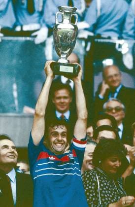 Fussball EM Europameisterschaft Euro 1984 Finale Endspiel Frankreich - Spanien ; Pokal Michel Platini ( Frankreich ) mit Pokal