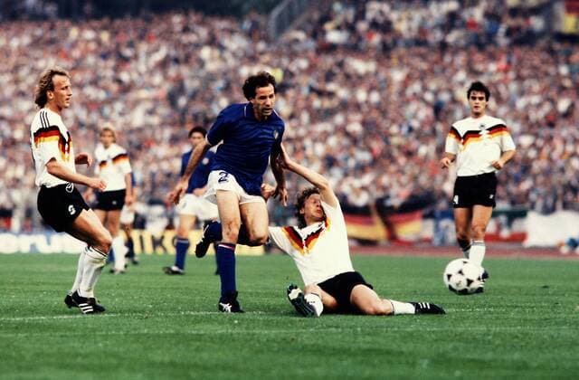 Fussball Europameisterschaft 1988 Fussball Europameisterschaft 1988: Endrunde - Gruppenphase, Bundesrepublik Deutschland - Italien (Endstand 1:1), Guido Buchwald (BRD) bremst Franco Baresi; li.: Andreas Brehme