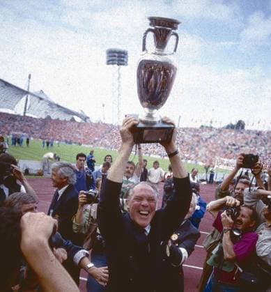 Fussball Europameisterschaft 1988, Endspiel UdSSR - Niederlande (NEL), (Endstand 0:2): Trainer Rinus Michels (NED), Europameister mit Pokal