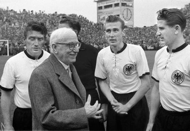 Fussball Herren WM Weltmeisterschaft 1954 Endspiel : Deutschland - Ungarn (3 : 2) : von links WALTER Fritz , RIMET Jule , ECKEL , RAHN Helmut Fussball Herren WM Weltmeisterschaft 1954 Endspiel : Deutschland - Ungarn (3 : 2) : von links Fritz WALTER, Jules RIMET , Horst ECKEL , Helmut RAHN