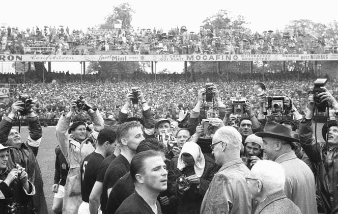 Fussball Herren WM Weltmeisterschaft 1954 : Medien Fotografen Fussball Herren WM Weltmeisterschaft 1954 : Medien Fotografen vorne mitte Ference Puskas