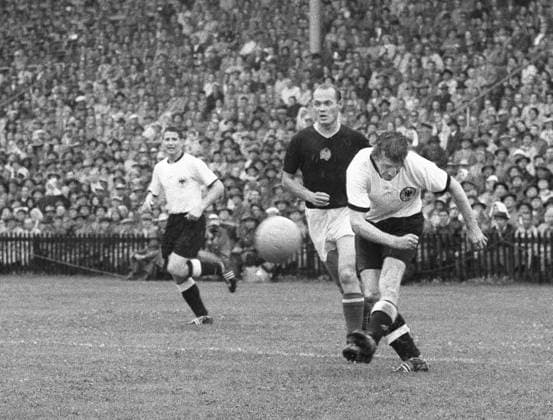 Fussball Herren WM Weltmeisterschaft 1954 Endspiel : Deutschland - Ungarn (3 : 2) :Weltmeisterschaft 1954 WM 54 Finale Endspiel Bern Wankdorfstadion Deutschland - Ungarn Fußball von links: Helmut Rahn, Jenö Buzansky ( Ungarn ) Walter Fritz ( BRD )