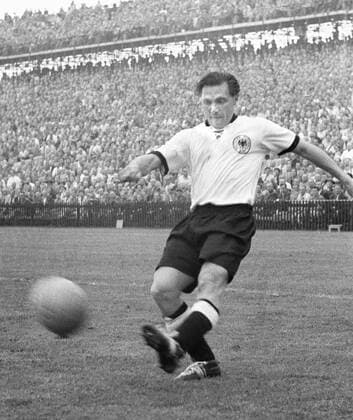 Fussball Herren WM Weltmeisterschaft 1954 Endspiel : Deutschland - Ungarn (3 : 2) : MORLOCK Max Deutschland Fussball Herren WM Weltmeisterschaft 1954 Endspiel : Deutschland - Ungarn (3 : 2) : MORLOCK Max Deutschland