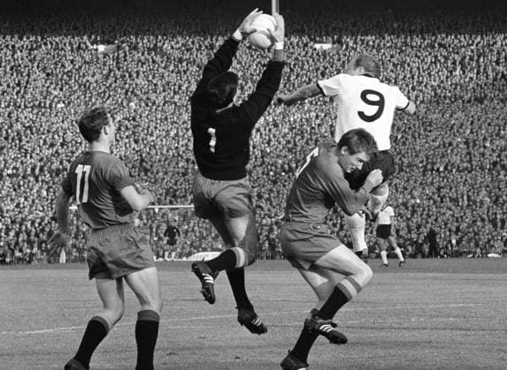 Fussball WM Weltmeisterschaft 1966 in England Deutschland - Spanien Uwe Seeler Fussball WM Weltmeisterschaft 1966 in England Deutschland - Spanien Uwe Seeler