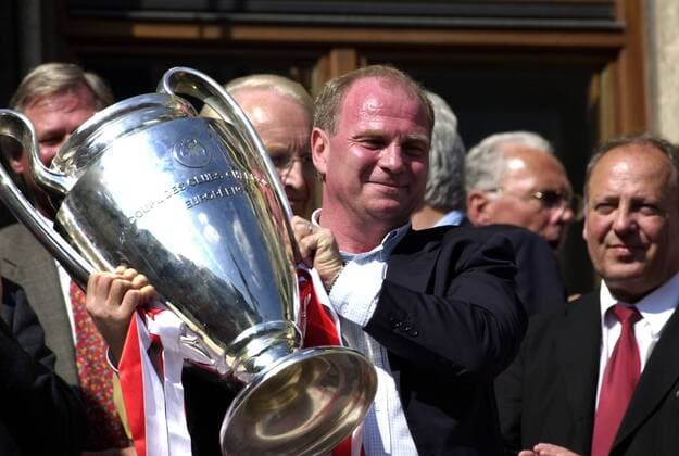 Fußball, FC Bayern München, Champions League Sieger 2001 Manager Uli HOENESS mit CL Pokal, Trophäe, FC Bayern München: Empfang im Rathaus auf dem Marienplatz, Rathausbalkon, Feier, Meisterfeier
