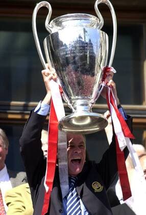 Fußball, FC Bayern München, Champions League Sieger 2001 Ottmar HITZFELD (Trainer) mit dem CL Pokal, Trophäe, FC Bayern München: Empfang im Rathaus auf dem Marienplatz, Rathausbalkon, Feier, Meisterfeier