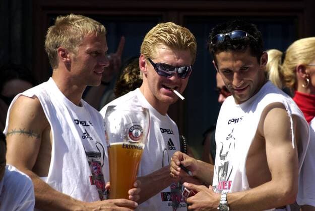 Fußball, FC Bayern München, Champions League Sieger 2001 Stefan EFFENBERG mit Zigarette,li. Torsten FINK,re. Hassan SALIHAMIDZIC Champions League Finale FC Bayern München-Valencia CF 6:5 n.Elfmeterschiessen, Empfang im Rathaus auf dem Marienplatz, Rathausbalkon, Feier, Meisterfeier