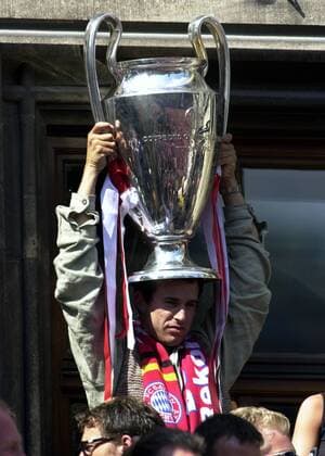 Mehmet SCHOLL mit dem CL Pokal, Trophäe, FC Bayern München: Empfang im Rathaus auf dem Marienplatz, Rathausbalkon, Feier, Meisterfeier
