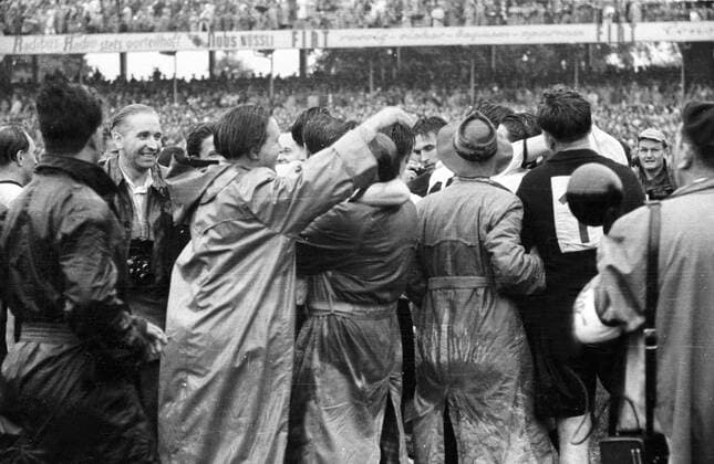 WM Finale 1954 in Bern BR Deutschland ist Weltmeister - Jubelnde Spieler von Fotografen umzingelt