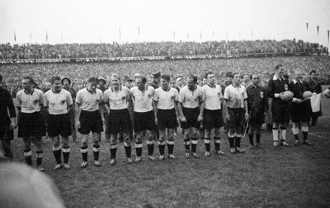 BR Deutschland ist Weltmeister 1954, v.li.: Horst Eckel, Helmut Rahn, Ottmar Walter, Werner Liebrich, Jupp Posipal, Hans Schäfer, Werner Kohlmeyer, Karl Mai, Max Morlock, Linienrichter Vincenzo Orlandini, Schiedsrichter William Ling und Linienrichter Benjamin Griffith